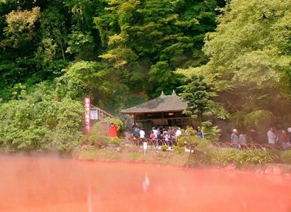 Кровавый водоем посреди парка Jigoku в Японии