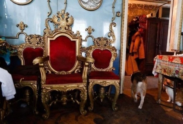 Старенький домик в Брянске прячет в себе королевские апартаменты