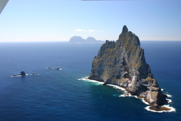 Пирамида Болла - самая большая скала в море (22 фото) Пирамида Болла - самая большая скала в море (22 фото)