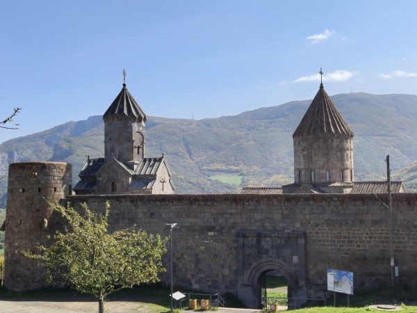 Экскурсия в монастырь Татев: канатная дорога, водопад Шаки, винодельня Арени