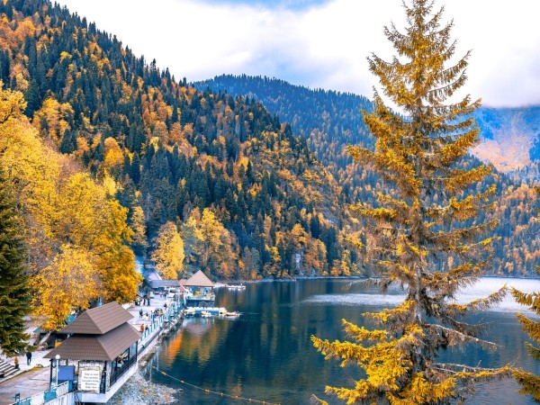 Абхазия за 1 день: экскурсия на озеро Рица Абхазия за 1 день: экскурсия на озеро Рица