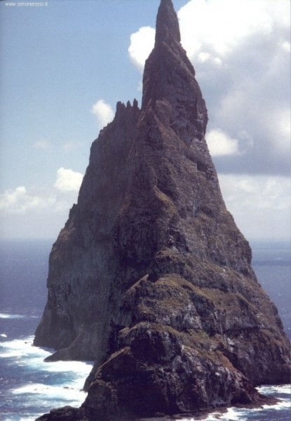 Пирамида Болла - самая большая скала в море (22 фото) Пирамида Болла - самая большая скала в море (22 фото)