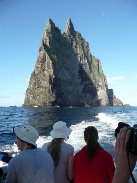 Пирамида Болла - самая большая скала в море (22 фото) Пирамида Болла - самая большая скала в море (22 фото)