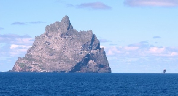 Пирамида Болла - самая большая скала в море (22 фото) Пирамида Болла - самая большая скала в море (22 фото)