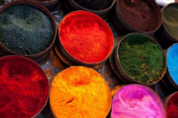 Зачем индианки рисуют идеально ровные красные точки на лбу