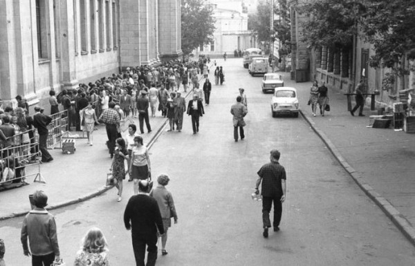 Как самая известная в мире картина Леонардо да Винчи «Мона Лиза» в середине советской эпохи оказалась в Москве Как самая известная в мире картина Леонардо да Винчи «Мона Лиза» в середине советской эпохи оказалась в Москве