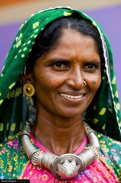 Зачем индианки рисуют идеально ровные красные точки на лбу