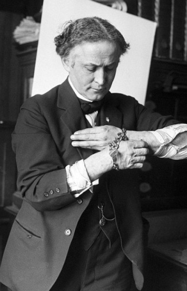 Миллион долларов за 6 колечек дыма, залп прахом из пушки и другие самые странные завещания