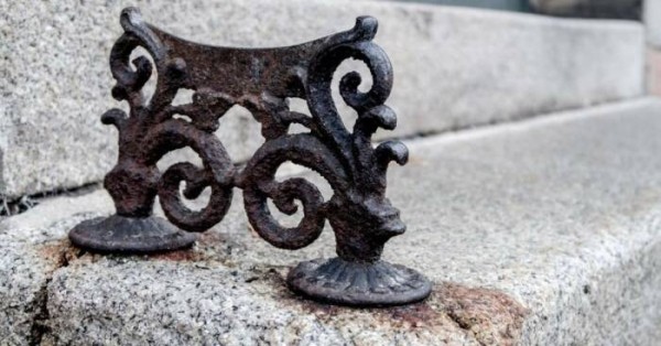 Зачем на европейских улицах устанавливали странные металлические штуковины