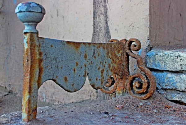 Зачем на европейских улицах устанавливали странные металлические штуковины