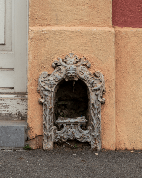 Зачем на европейских улицах устанавливали странные металлические штуковины