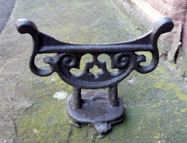 Зачем на европейских улицах устанавливали странные металлические штуковины