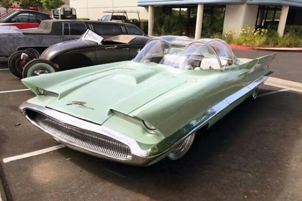 Концепт-кар Lincoln Futura 1955 года, который достался только Бэтмену (19 фото) Концепт-кар Lincoln Futura 1955 года, который достался только Бэтмену (19 фото)