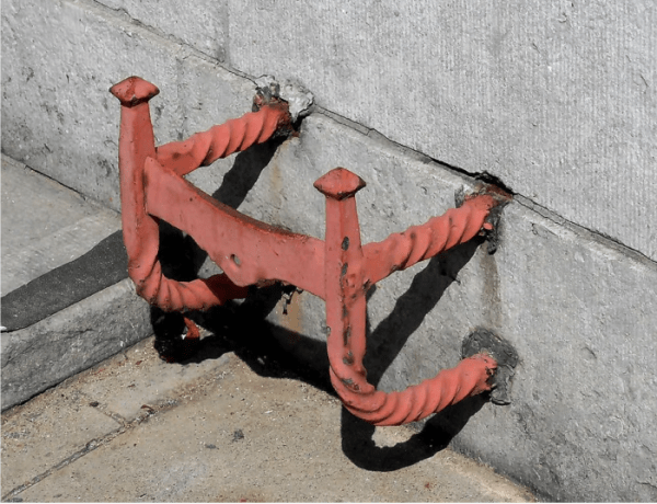 Зачем на европейских улицах устанавливали странные металлические штуковины