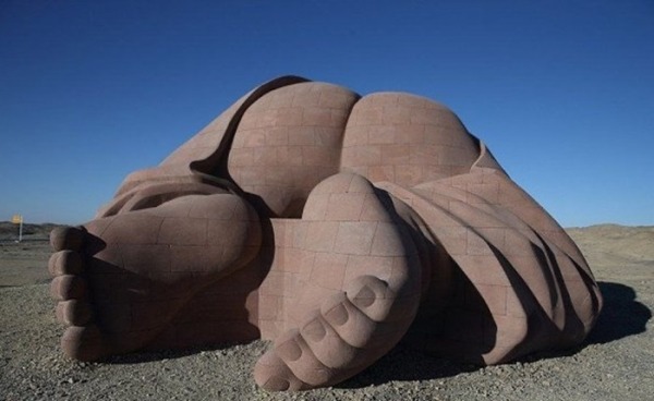 Как гигантский младенец оказался посреди пустыни: Почему его называют Сын Земли и какие смыслы он хранит