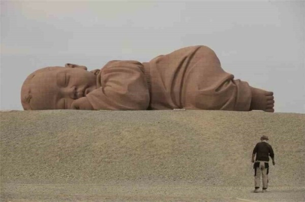 Как гигантский младенец оказался посреди пустыни: Почему его называют Сын Земли и какие смыслы он хранит