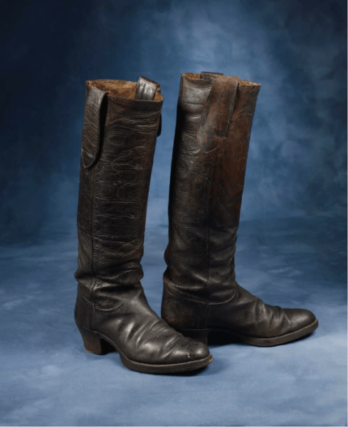 Зачем на европейских улицах устанавливали странные металлические штуковины