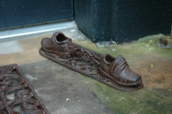 Зачем на европейских улицах устанавливали странные металлические штуковины