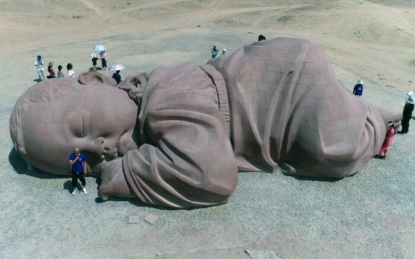 Как гигантский младенец оказался посреди пустыни: Почему его называют Сын Земли и какие смыслы он хранит