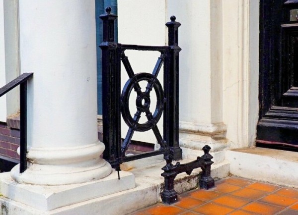 Зачем на европейских улицах устанавливали странные металлические штуковины