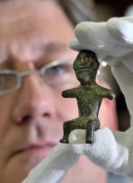 Вот что нашли археологи в древней гробнице с могилами женщин вокруг котла Вот что нашли археологи в древней гробнице с могилами женщин вокруг котла