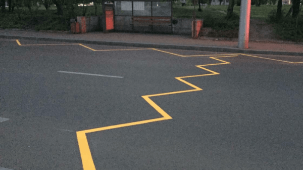 «Корона» поперек дороги: что означает необычная желтая разметка «Корона» поперек дороги: что означает необычная желтая разметка