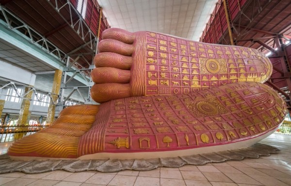 Как была найдена огромная, лежащая статуя Будды, некогда скрытая в густых джунглях Как была найдена огромная, лежащая статуя Будды, некогда скрытая в густых джунглях