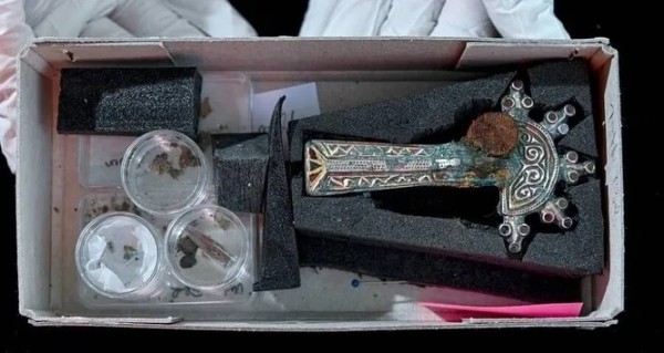 Вот что нашли археологи в древней гробнице с могилами женщин вокруг котла Вот что нашли археологи в древней гробнице с могилами женщин вокруг котла