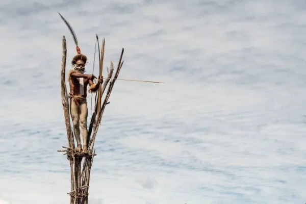 Дух предков, в папуасском племени коптят мумии вождей, чтобы сохранить их для потомков Дух предков, в папуасском племени коптят мумии вождей, чтобы сохранить их для потомков