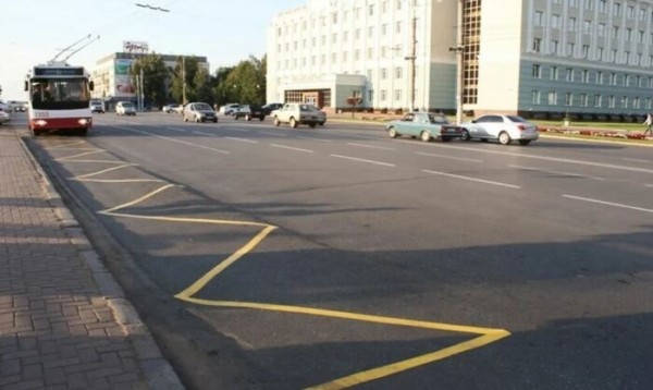 «Корона» поперек дороги: что означает необычная желтая разметка «Корона» поперек дороги: что означает необычная желтая разметка
