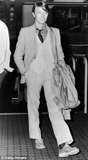 Меха, сигары и папарацци — как знаменитости путешествовали в 70-х Меха, сигары и папарацци — как знаменитости путешествовали в 70-х