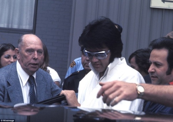 Меха, сигары и папарацци — как знаменитости путешествовали в 70-х Меха, сигары и папарацци — как знаменитости путешествовали в 70-х