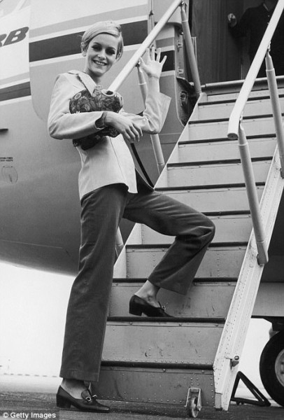 Меха, сигары и папарацци — как знаменитости путешествовали в 70-х Меха, сигары и папарацци — как знаменитости путешествовали в 70-х