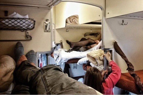 «С вами хоть на край света!» — самые красивые попутчицы в поездах