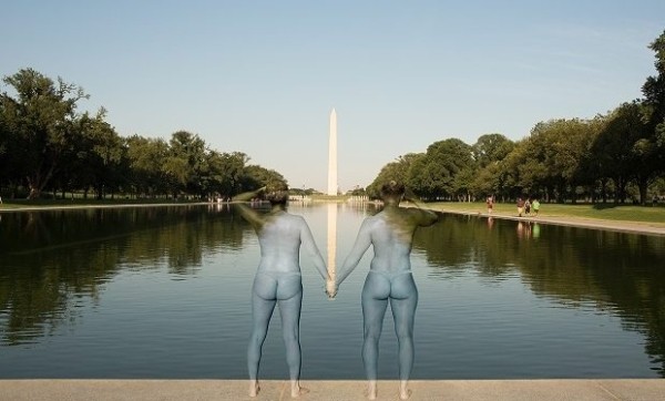 В единении с природой: художница вписывает людей в живописные пейзажи с помощью боди-арта