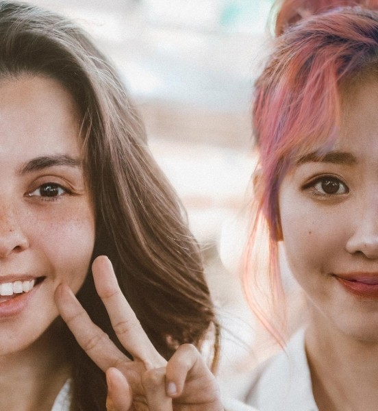 Россиянка демонстрирует красоту девушек со всего мира, делая с ними совместные фото Россиянка демонстрирует красоту девушек со всего мира, делая с ними совместные фото