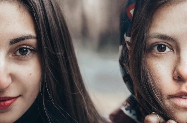 Россиянка демонстрирует красоту девушек со всего мира, делая с ними совместные фото Россиянка демонстрирует красоту девушек со всего мира, делая с ними совместные фото