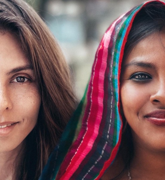 Россиянка демонстрирует красоту девушек со всего мира, делая с ними совместные фото Россиянка демонстрирует красоту девушек со всего мира, делая с ними совместные фото