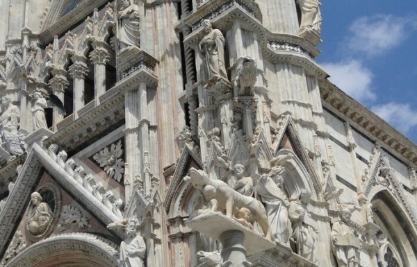 Как отличить итальянскую готику от других стилей, и почему она выглядит зловеще и странно?