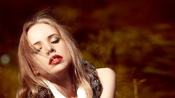 6 сигналов, которые неосознанно подает каждая девушка