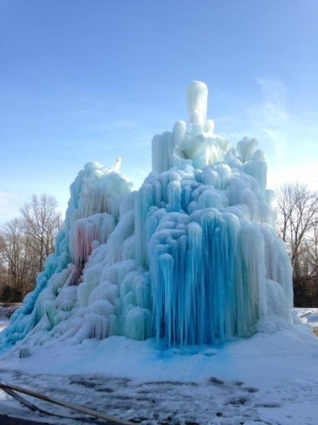 Cемья строит рядом с домом огромную ледяную скульптуру каждое