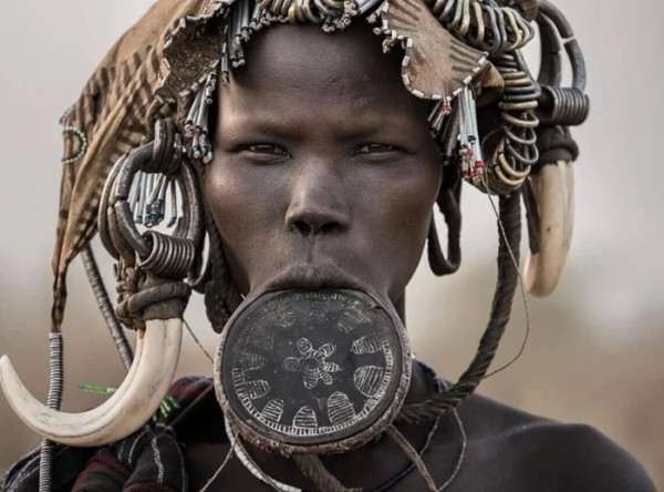 История губных дисков у женщин мурси: традиция с трагическим прошлым История губных дисков у женщин мурси: традиция с трагическим прошлым