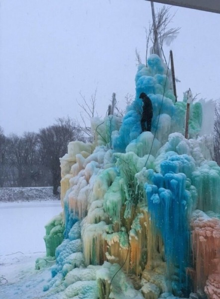 Cемья строит рядом с домом огромную ледяную скульптуру каждое