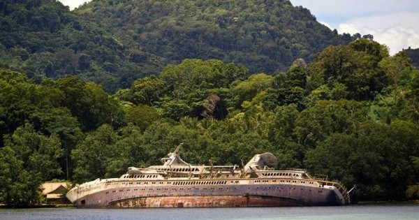 Брошенный посреди рая: круизный лайнер после крушения прославился на весь мир Брошенный посреди рая: круизный лайнер после крушения прославился на весь мир