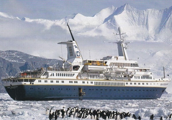 Брошенный посреди рая: круизный лайнер после крушения прославился на весь мир Брошенный посреди рая: круизный лайнер после крушения прославился на весь мир