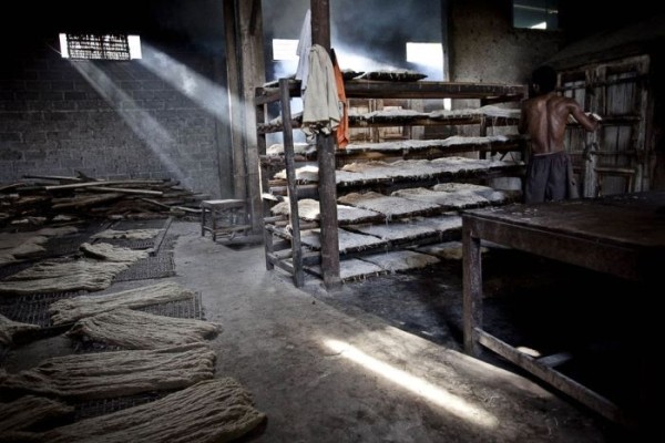 О том в каких условиях изготавливают лапшу в Индонезии