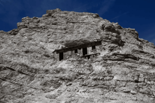 Подборка странных и экстремальных домов из разных стран мира (12 фото) Подборка странных и экстремальных домов из разных стран мира (12 фото)