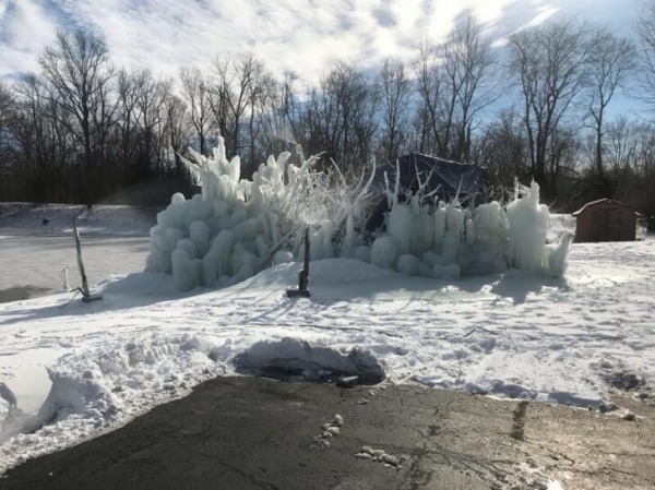 Cемья строит рядом с домом огромную ледяную скульптуру каждое