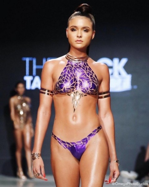 Модный тренд: купальники из изоленты