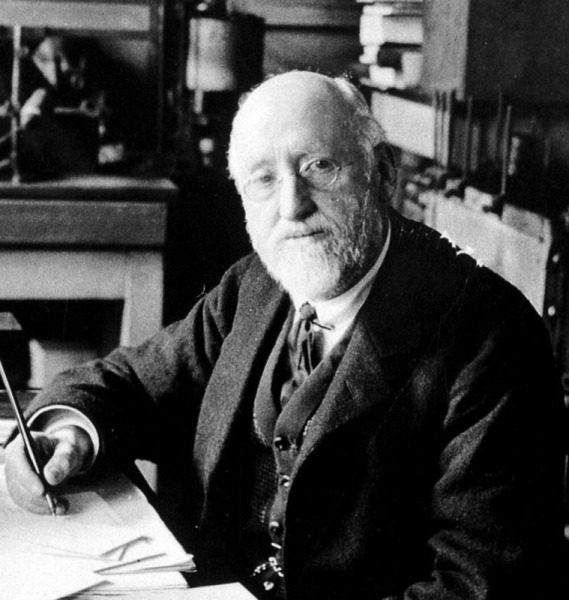 Статуя коричневого пса, спровоцировавшего масштабные беспорядки в Лондоне Статуя коричневого пса, спровоцировавшего масштабные беспорядки в Лондоне